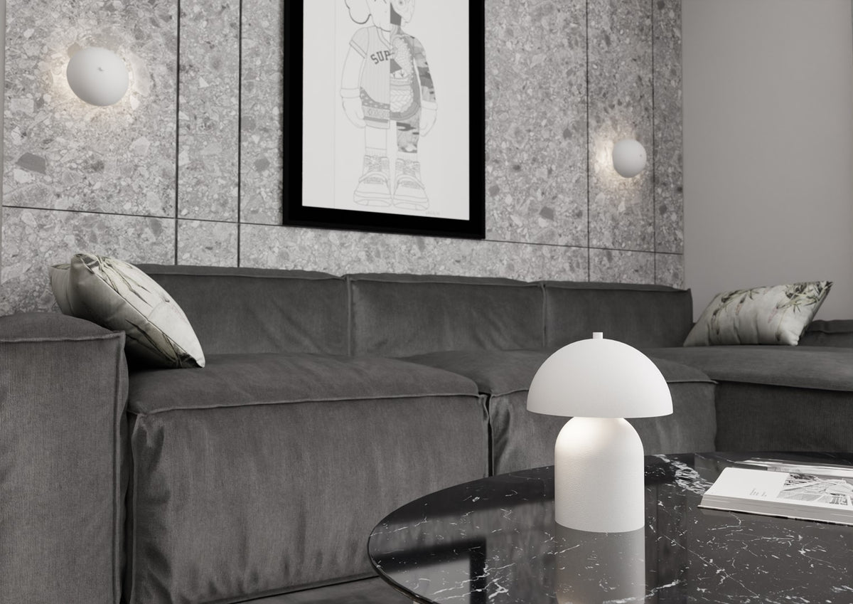 Mise en ambiance salon, lampe champignon blanche posée sur table basse effet marbre