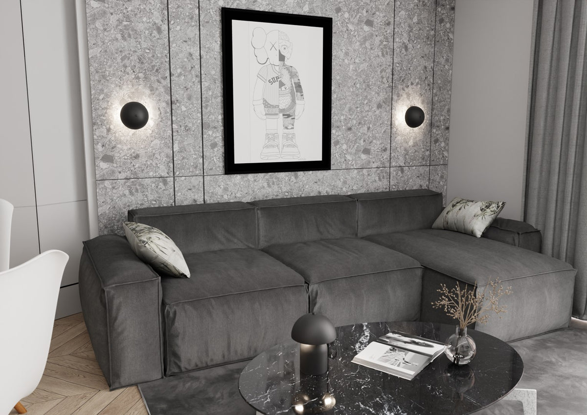 Vue large du séjour gris avec le luminaire allumé près du canapé
