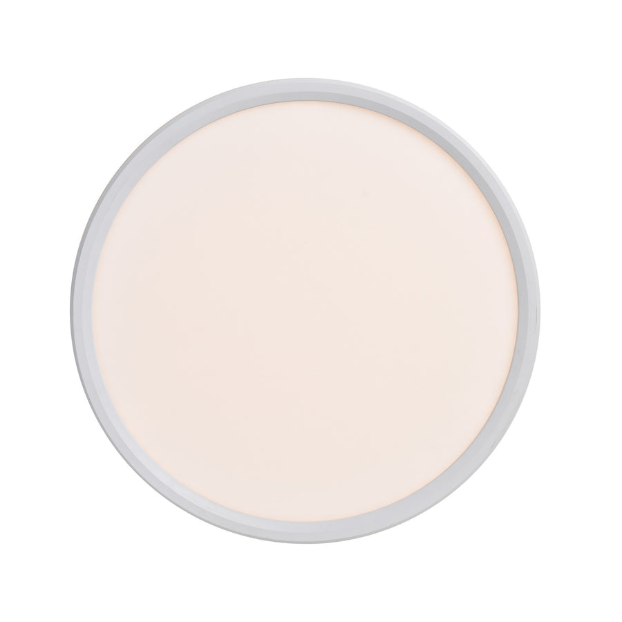 Vue de dessous du plafonnier rond diffusant une lumière chaude et homogène