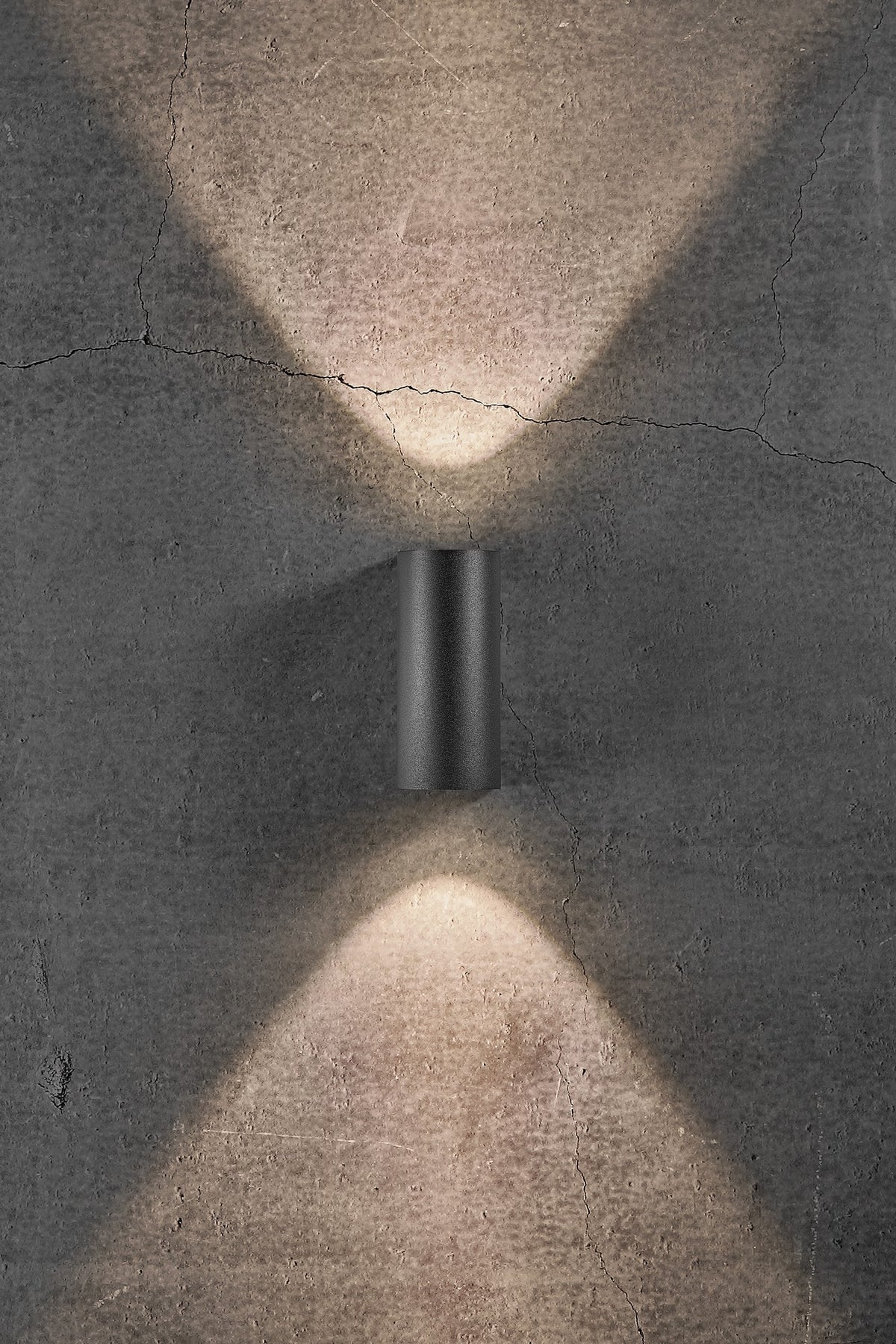 Détail du faisceau lumineux haut et bas projeté sur le béton brut