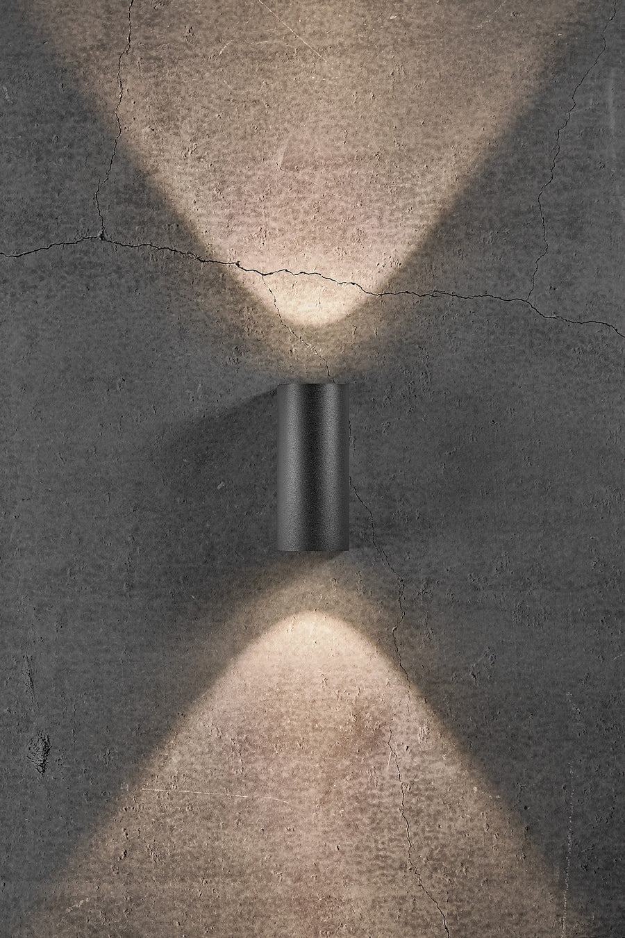 Détail du faisceau lumineux haut et bas projeté sur le béton brut