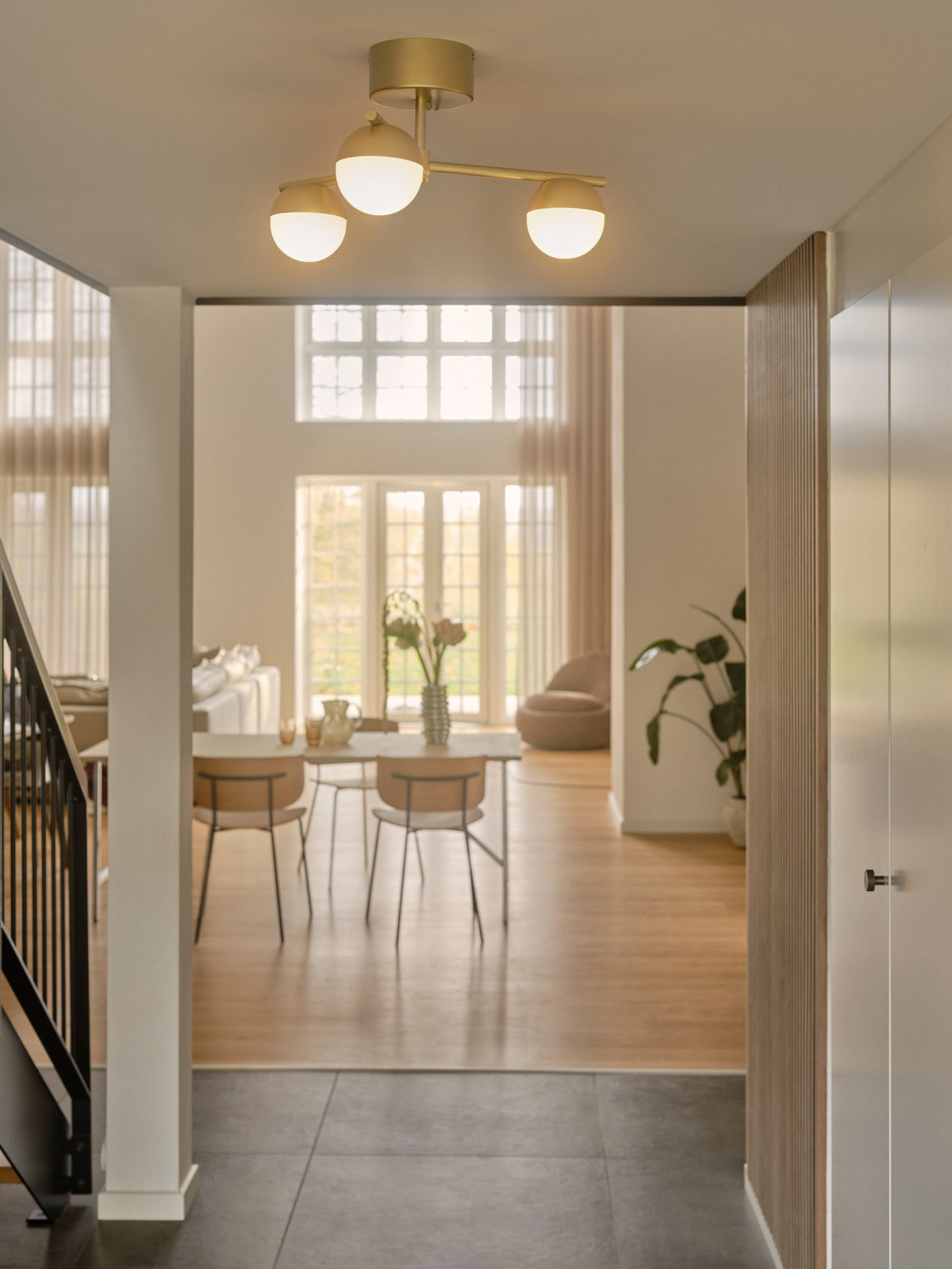 Mise en ambiance dans un couloir, plafonnier allumé au-dessus de l'entrée