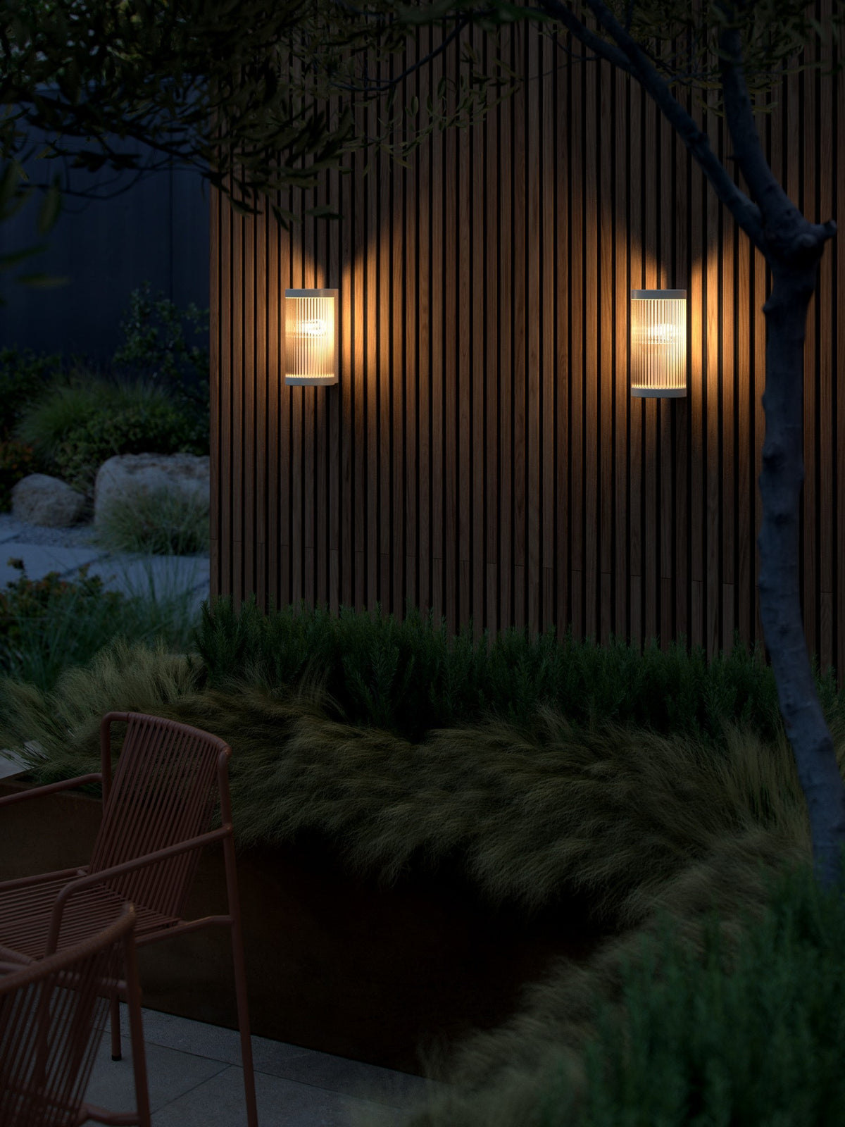 Mise en ambiance nocturne, deux appliques éclairant une cloison en bois