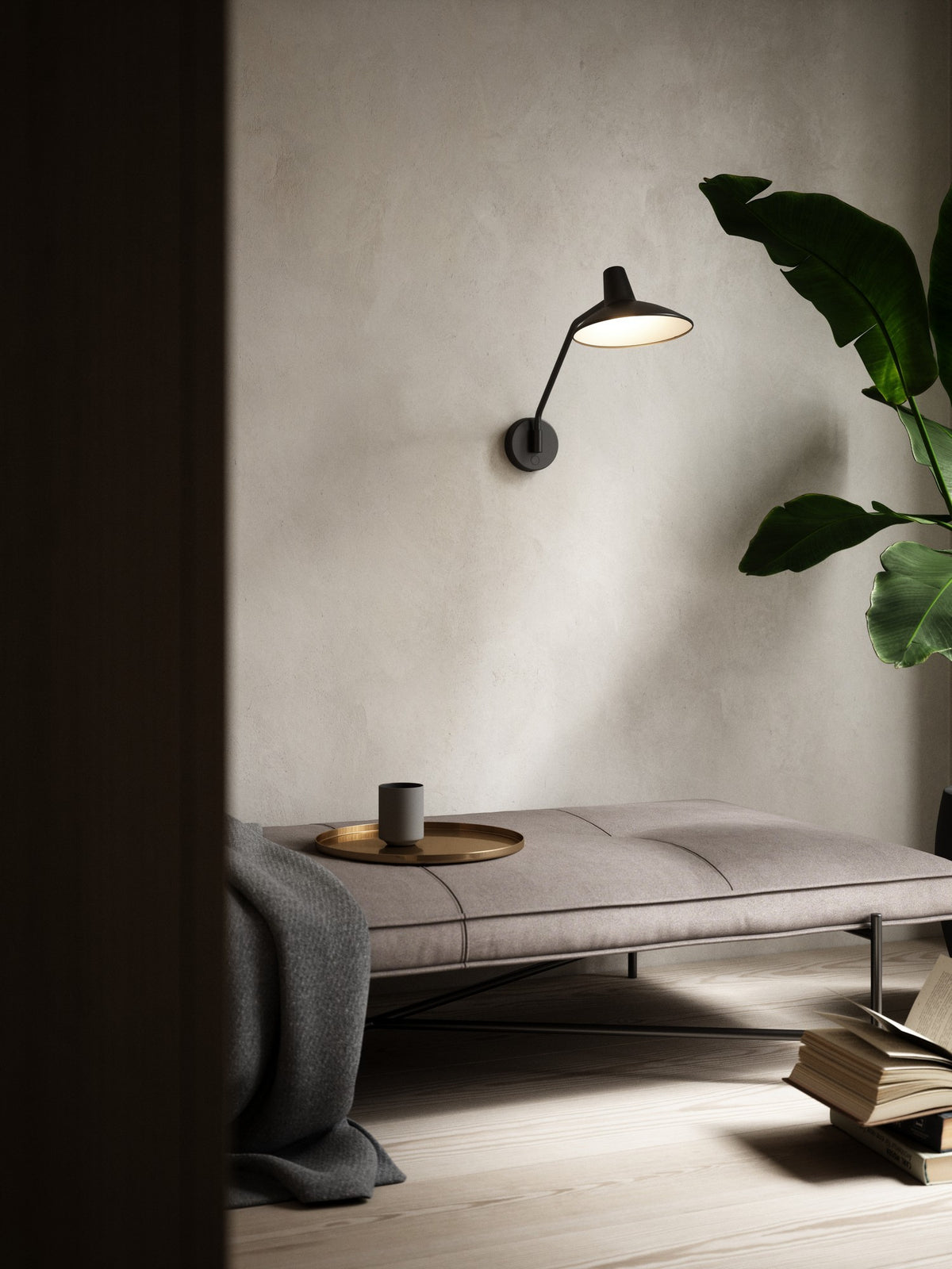 Mise en ambiance : applique allumée au-dessus d un banc dans un intérieur.