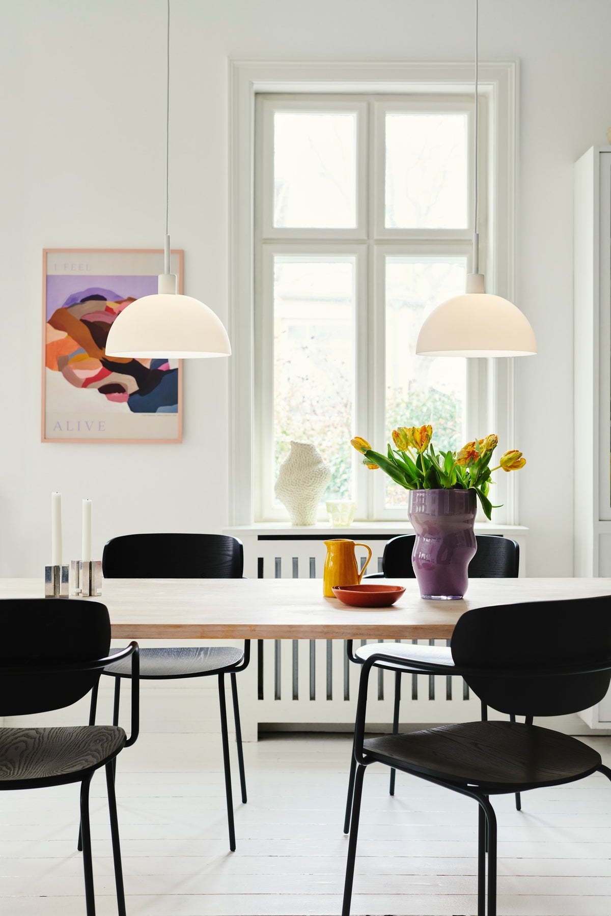 Mise en ambiance de deux suspensions au-dessus d'une table de salle à manger