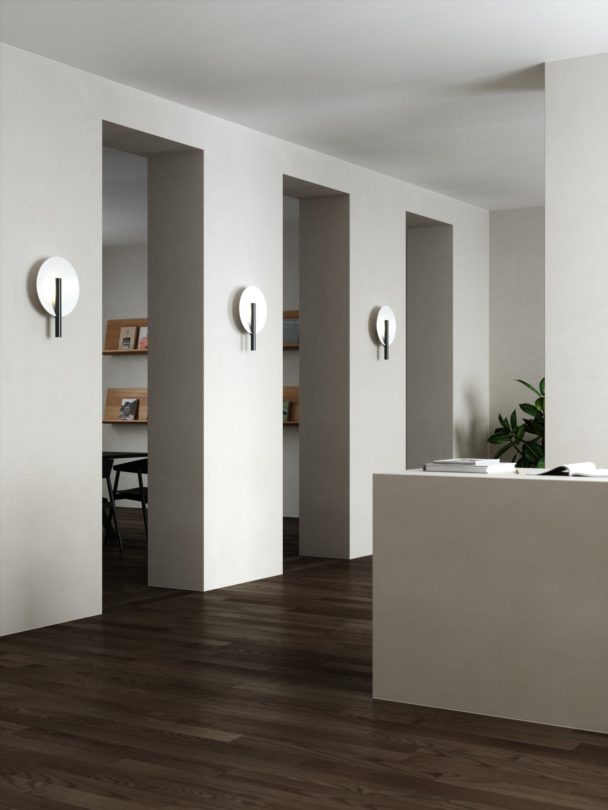Ambiance intérieure minimaliste, appliques répétées sur cloisons blanches et parquet sombre
