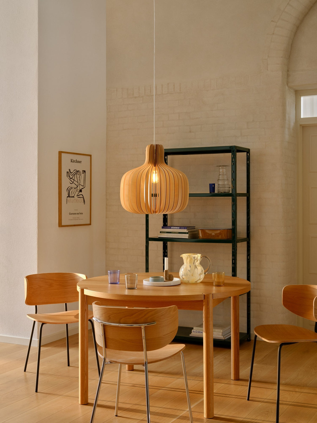 Mise en ambiance au-dessus d'une table en bois dans une salle à manger claire.