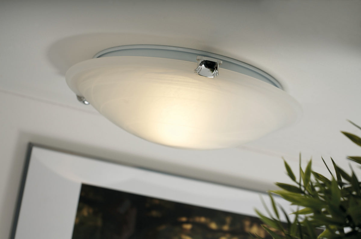 Plafonnier allumé fixé au plafond, ambiance chaleureuse avec cadre et plante