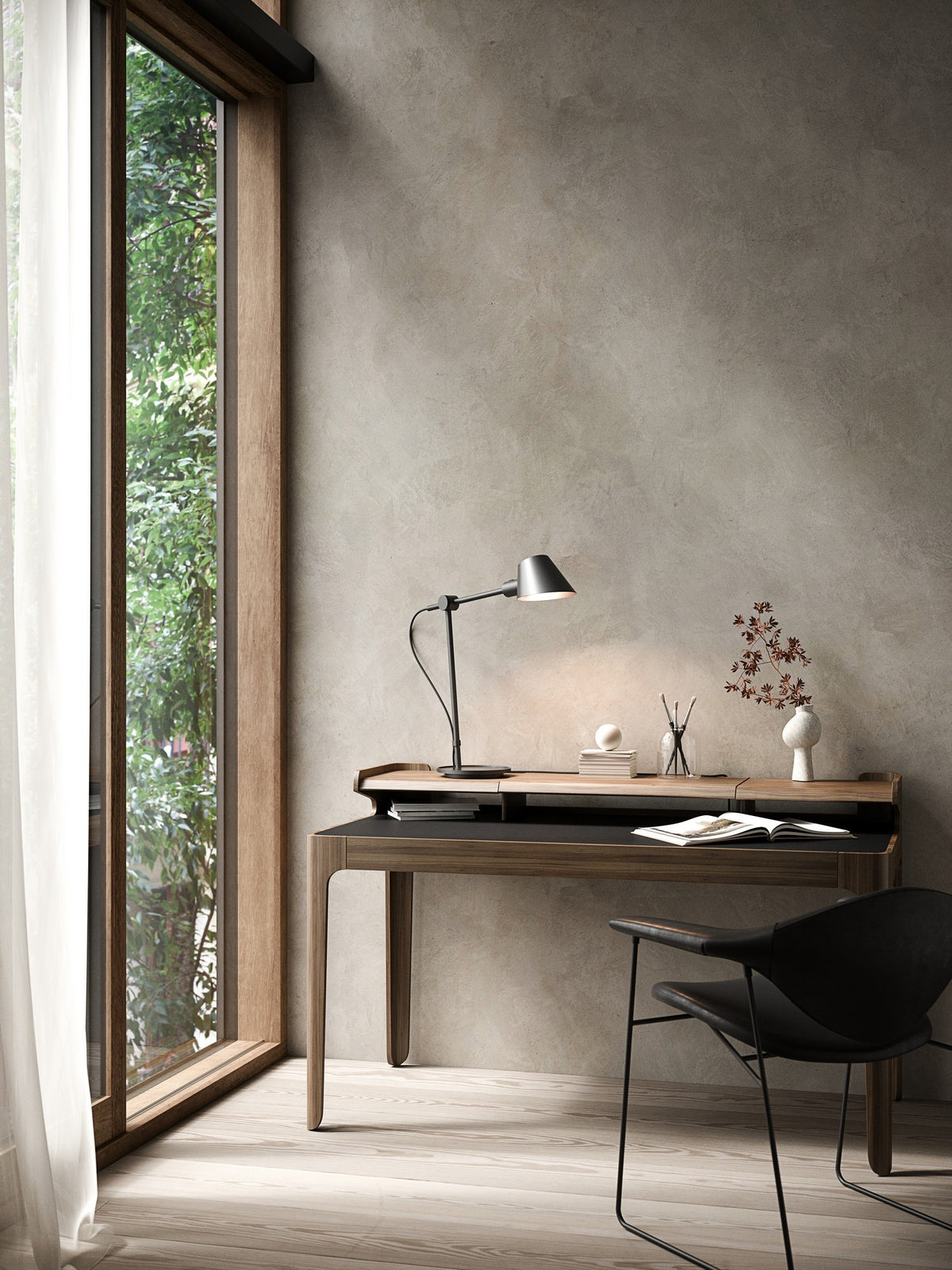 Mise en ambiance du luminaire posé sur un bureau en bois clair