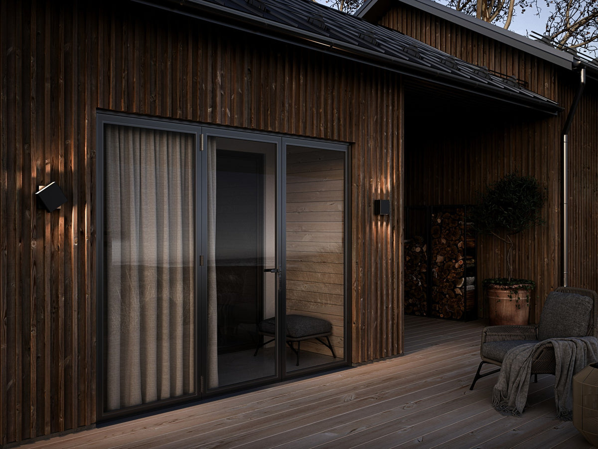 Mise en ambiance sur façade en bois, deux appliques encadrant une baie vitrée