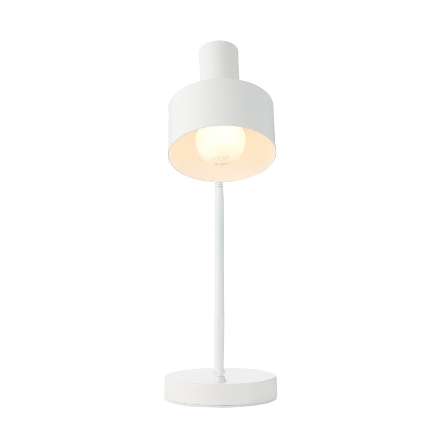 Vue de face, lampe blanche allumée sur pied droit, abat-jour rond éclairé