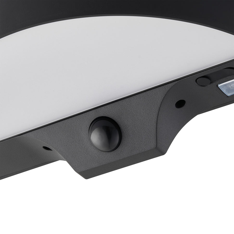 Gros plan sur le détecteur infrarouge et la surface diffusante blanche de l'applique.