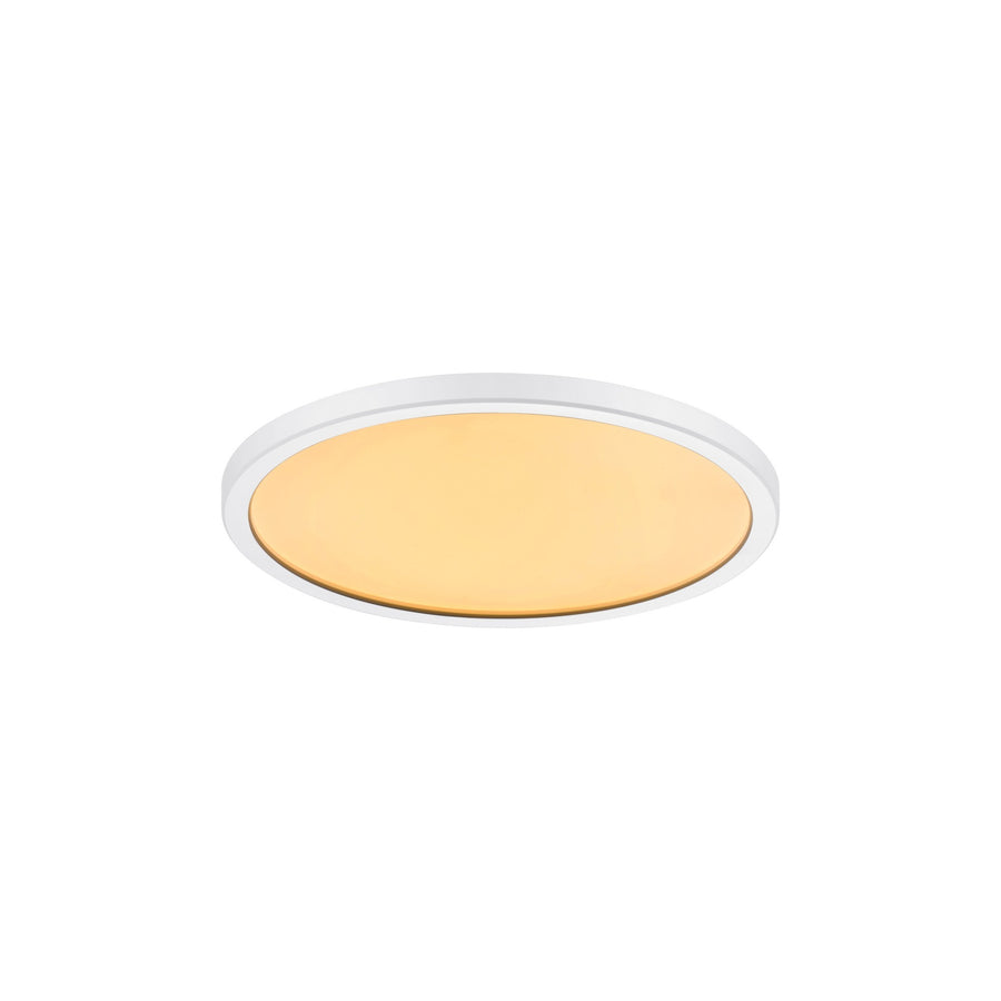 Vue rapprochée du plafonnier allumé, lumière chaude 2700K du diffuseur