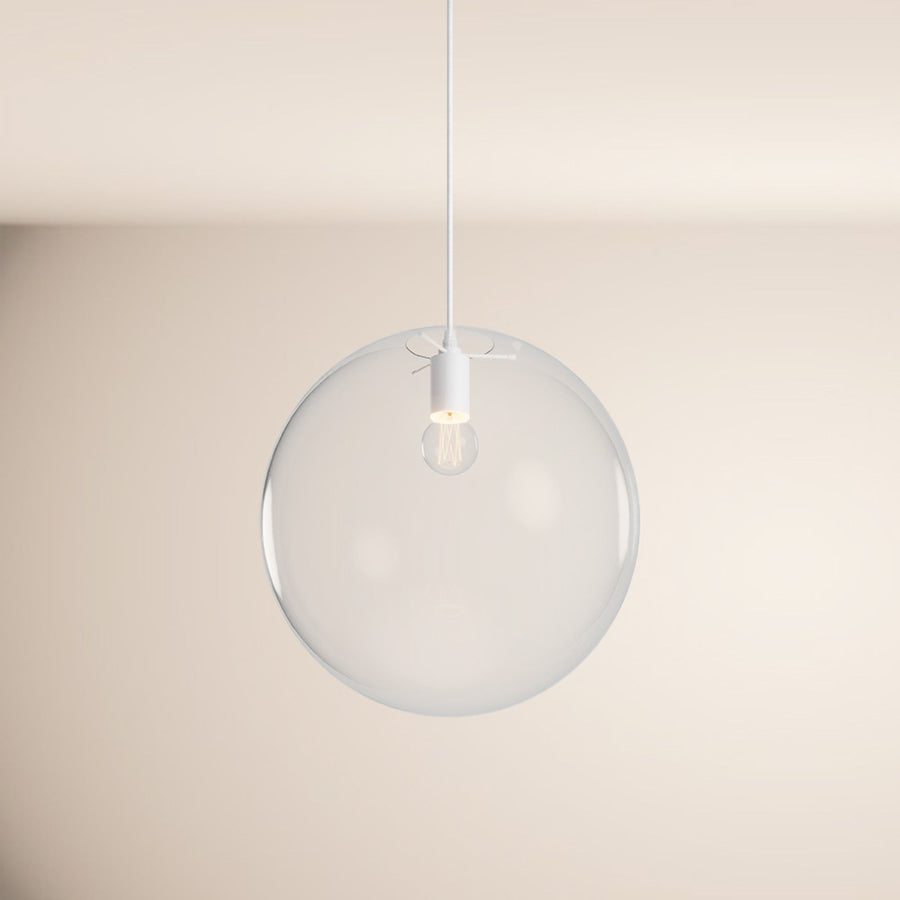 Globe de verre transparent suspendu, douille blanche et ampoule visible de face