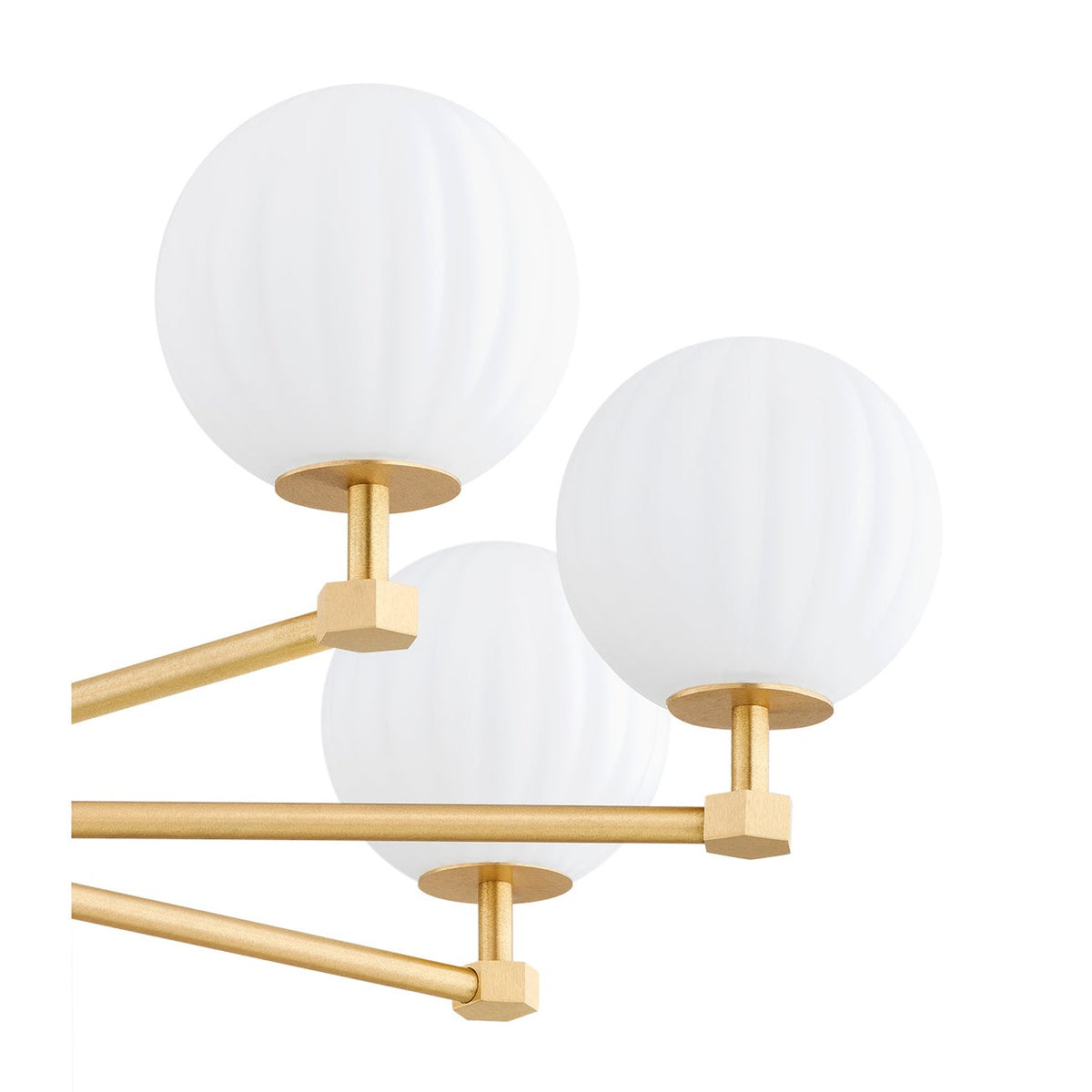 Détail rapproché des globes blancs striés et des bras métalliques dorés.