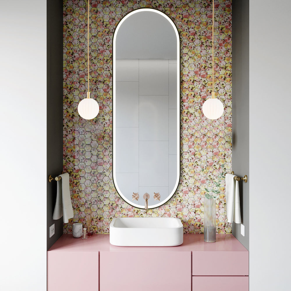 Ambiance salle de bain avec deux suspensions dorées de part et d'autre du miroir