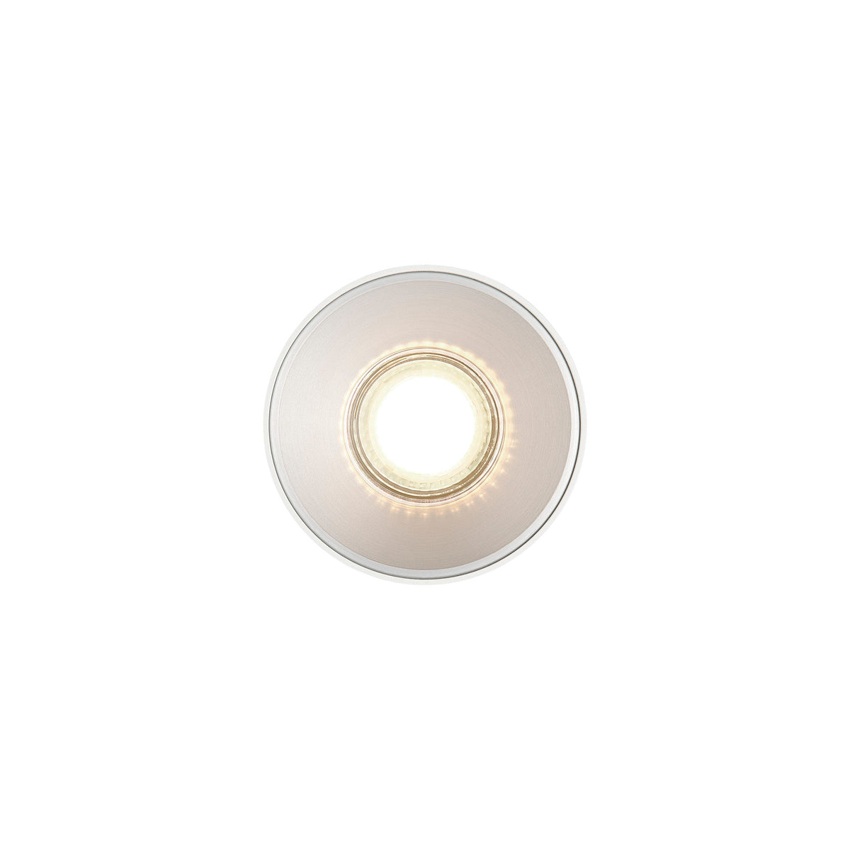 Vue de dessous du plafonnier blanc, halo lumineux diffusé par la LED centrale