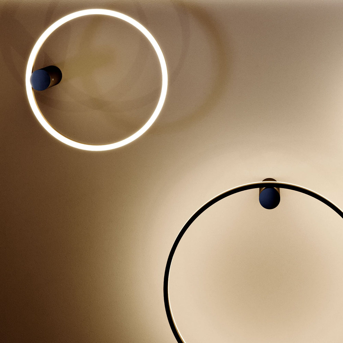 Détail rapproché de deux anneaux lumineux éclairant indirectement une surface.