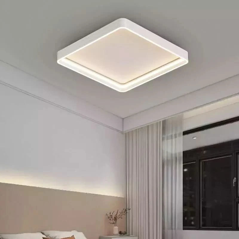Plafonnier carré blanc, éclairé, fixé au plafond d'une chambre moderne.