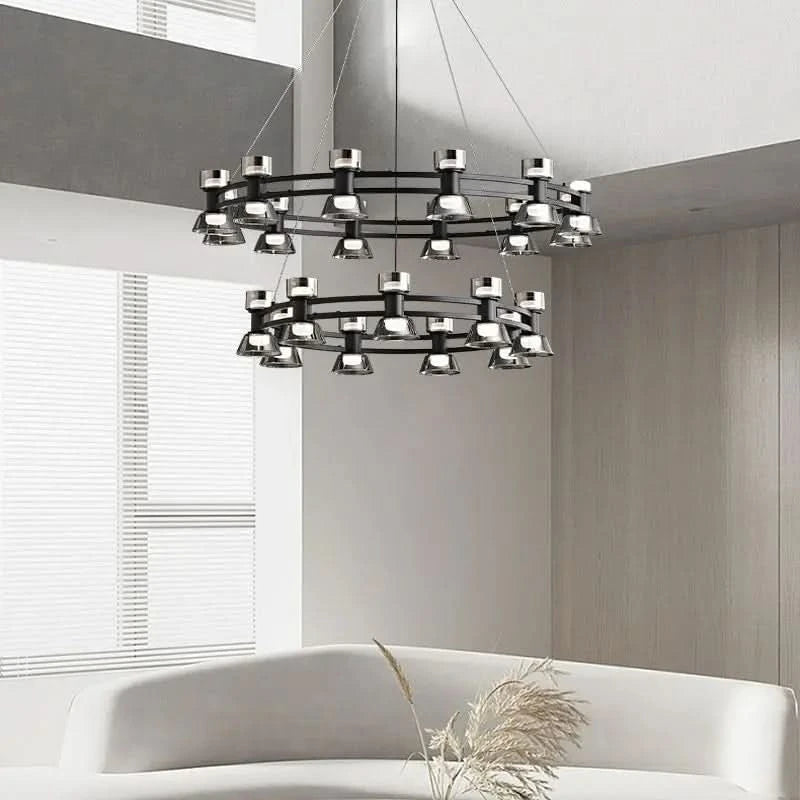 Suspension double étage noire et chromée installée dans un séjour contemporain lumineux