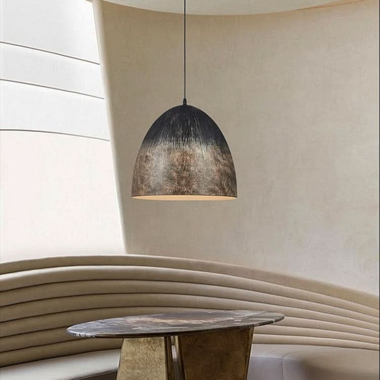 Suspension allumée au-dessus d'une table ronde dans un intérieur aux lignes courbes