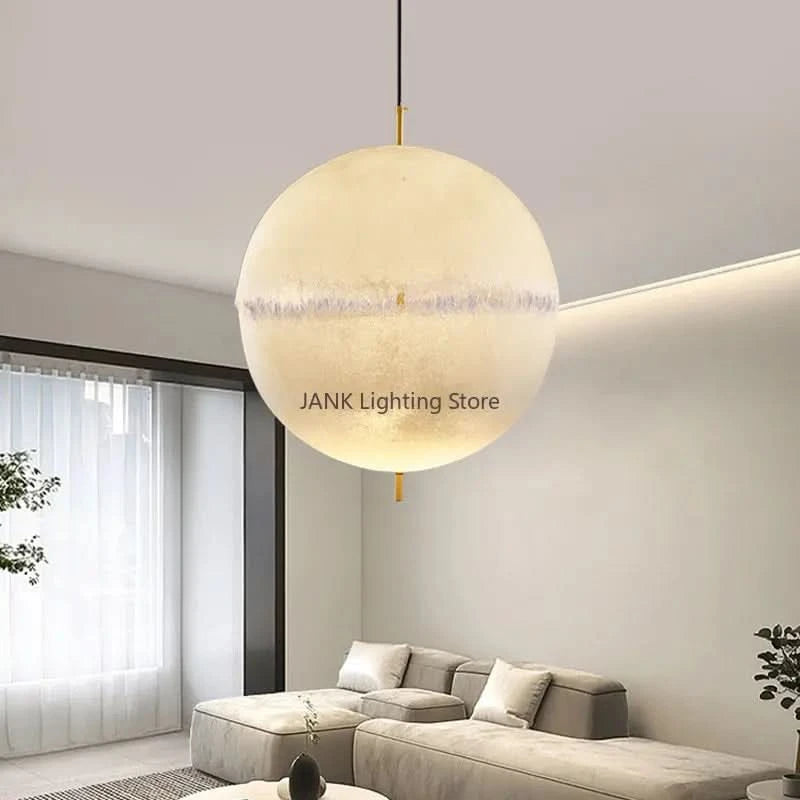 Suspension boule beige allumée, vue de face dans un salon moderne au canapé clair