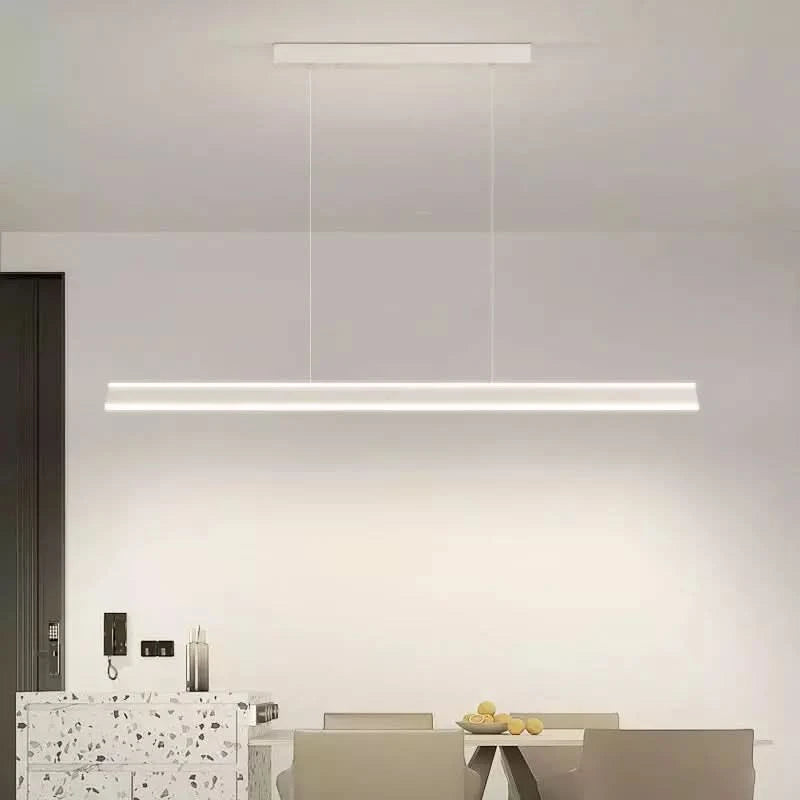 Suspension linéaire blanche en hauteur, vue de dessous, avec meuble terrazzo et plan de travail.