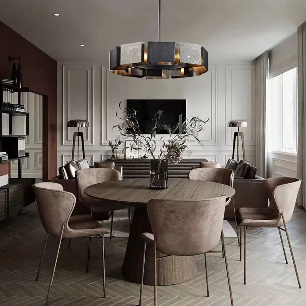 Salle à manger contemporaine, suspension ovale noire au-dessus d'une table ronde en bois