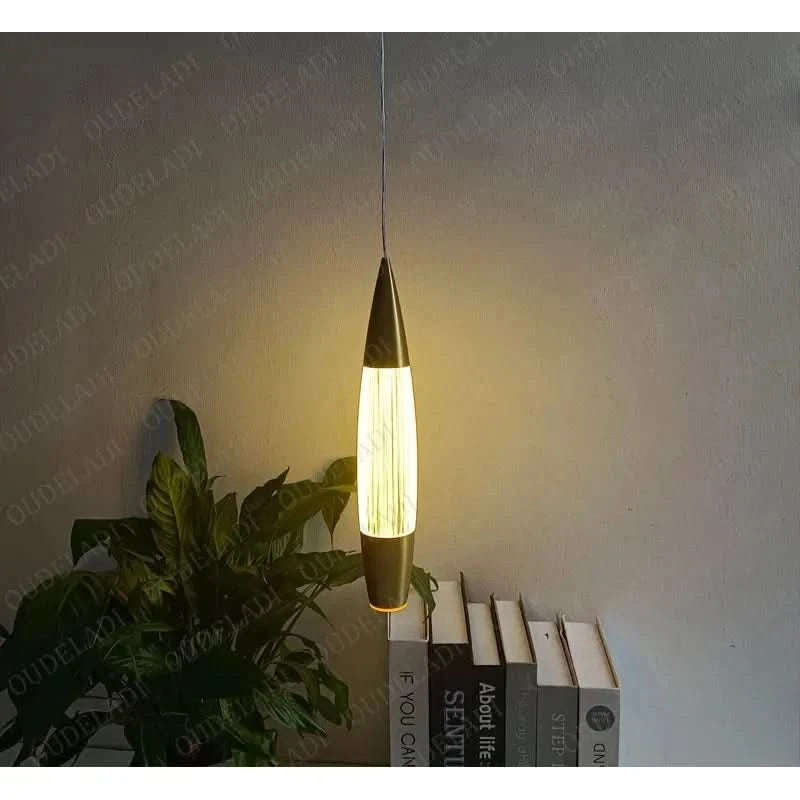 Suspension allumée diffusant une lumière chaude près d'une plante verte