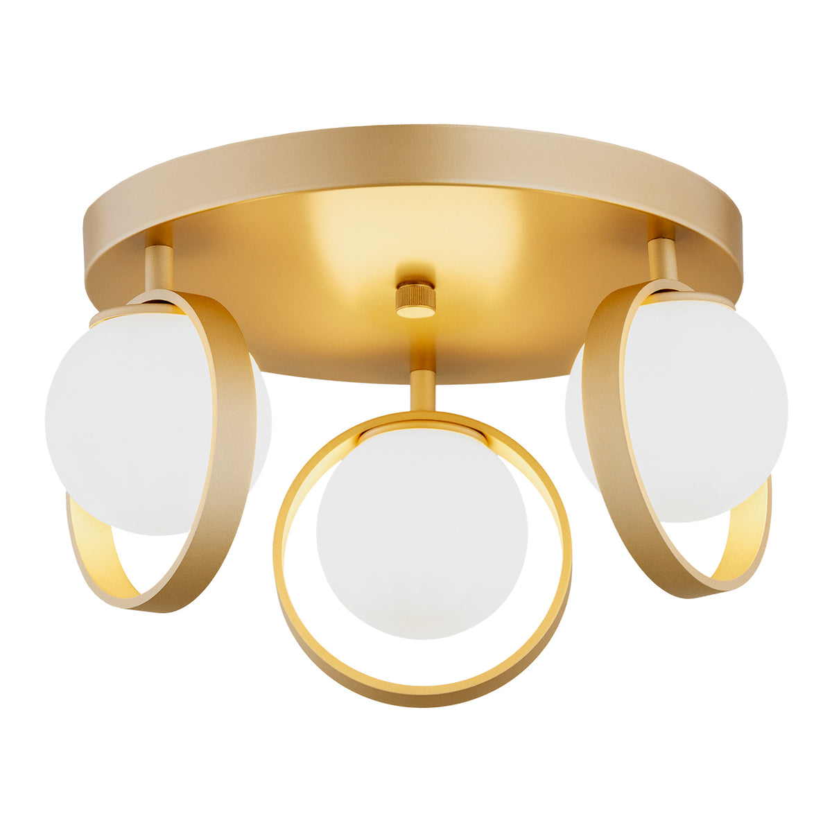 Vue de face du plafonnier doré à trois globes opalins, fond blanc neutre