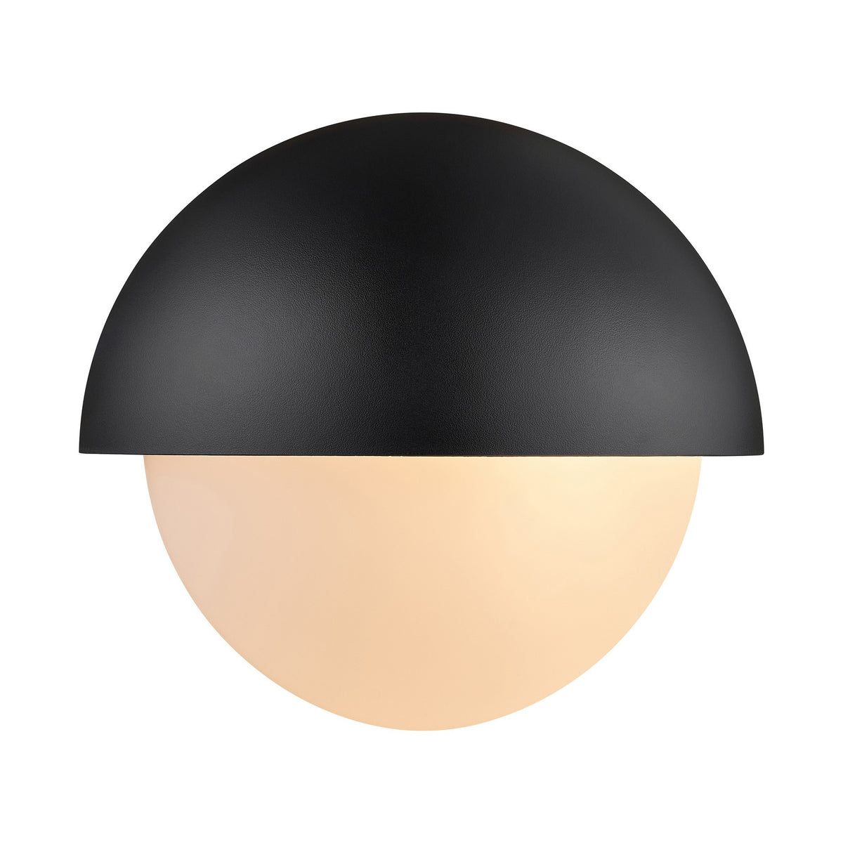 Vue de face éclairée, lumière chaude diffusée sous le chapeau noir