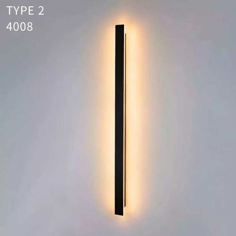 Vue de face d'une applique noire type 4008 diffusant une lumière chaude verticale