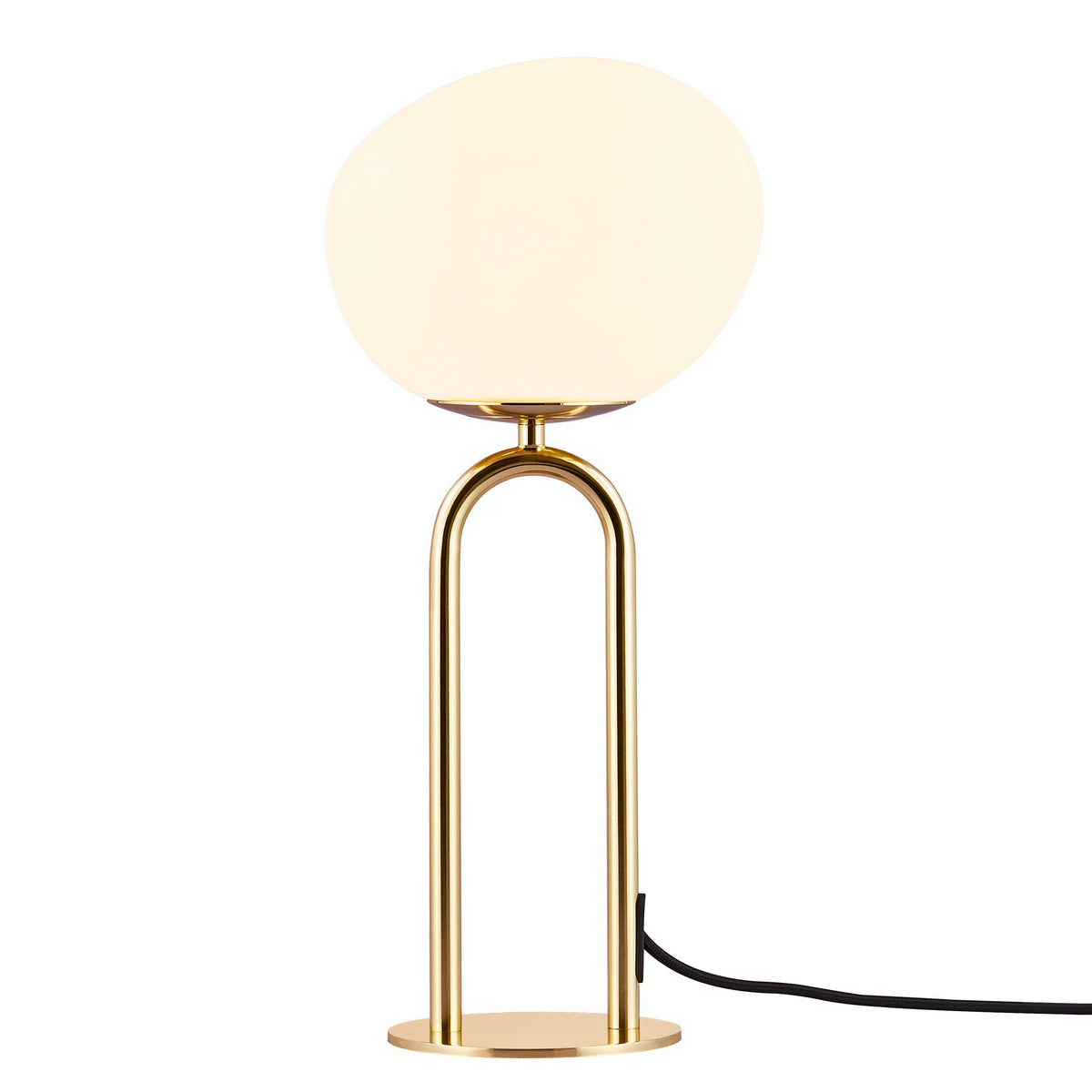 Vue de face de la lampe à poser en laiton, abat-jour ovale en verre opalin.