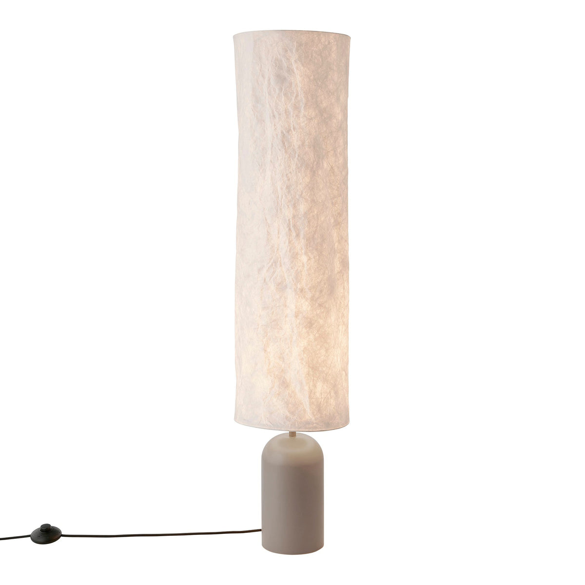 Lampadaire entier sur fond blanc, abat-jour cylindrique beige et base marron.