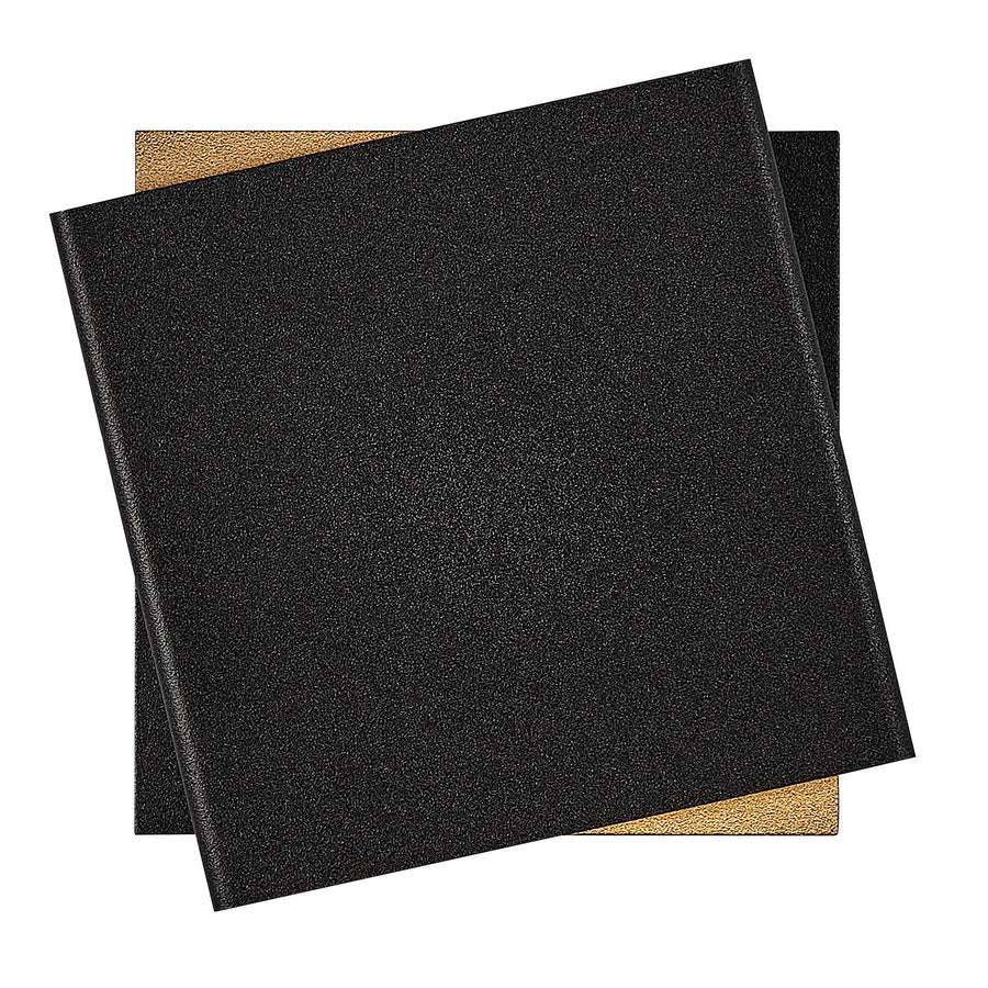 Détail de la finition texturée noire mate recouvrant la face avant