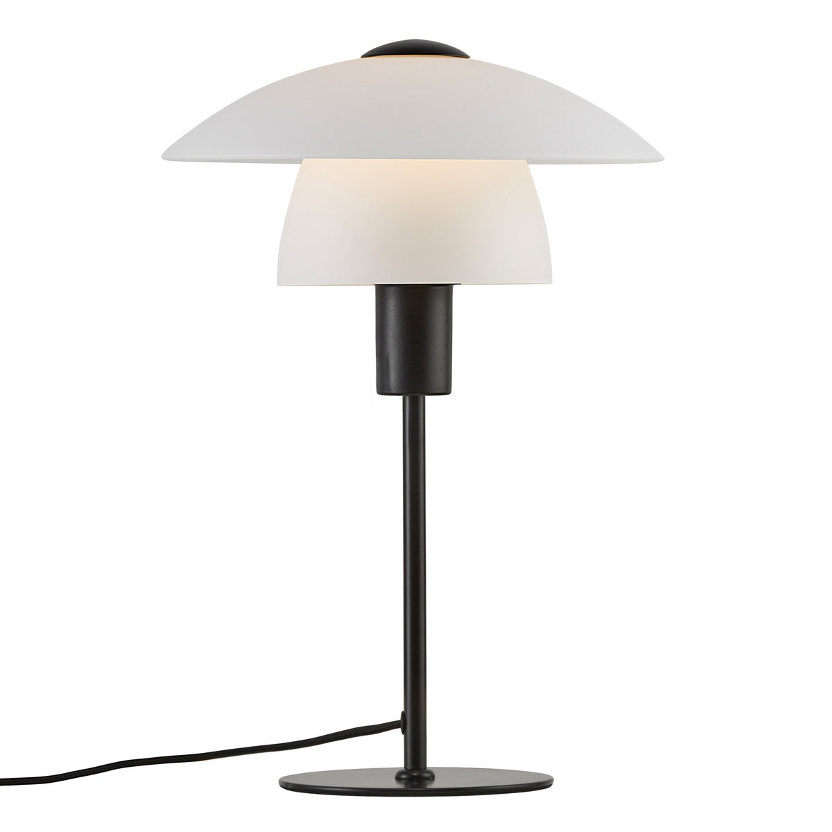 Lampe à poser noire de face, abat-jour double en verre opalin blanc
