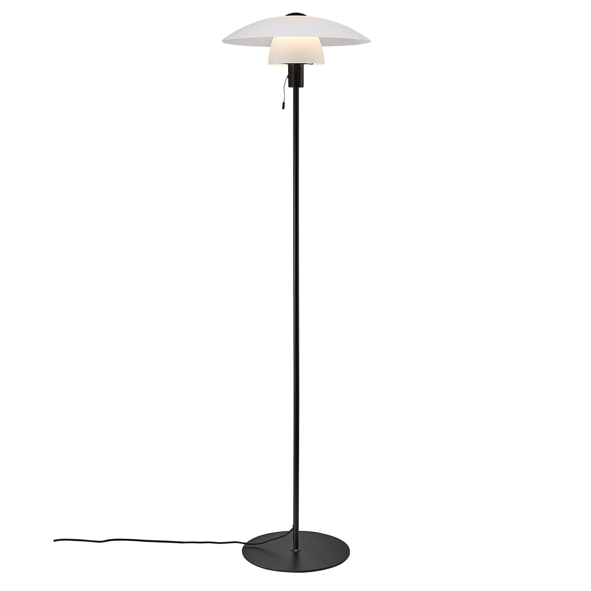 Lampadaire noir vu de face, grand abat-jour plat blanc et verre opalin
