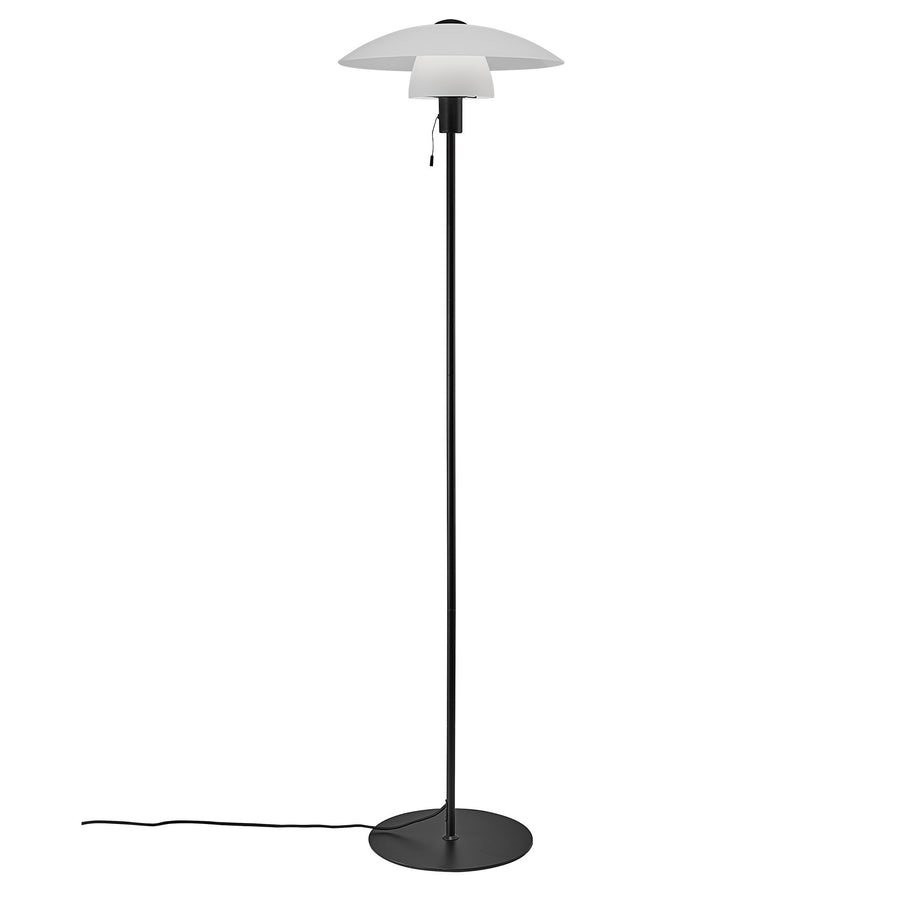 Détail du socle rond noir et du câble d'alimentation au sol