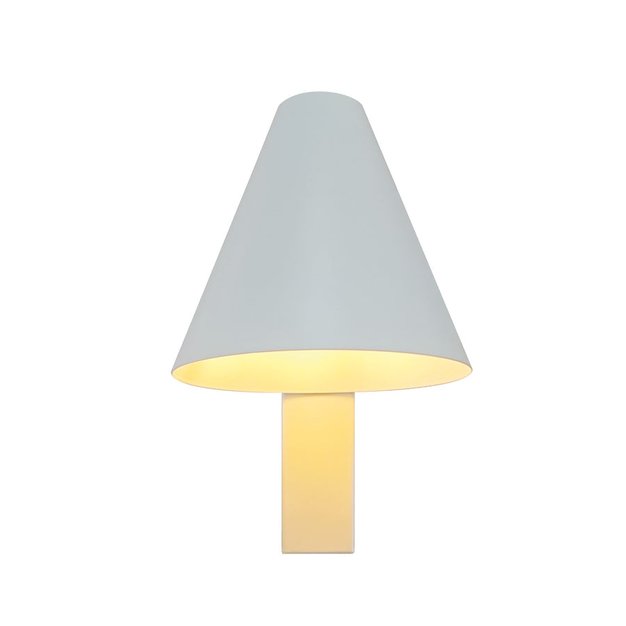 Vue de face de l'applique blanche, abat-jour conique diffusant une lumière chaude.