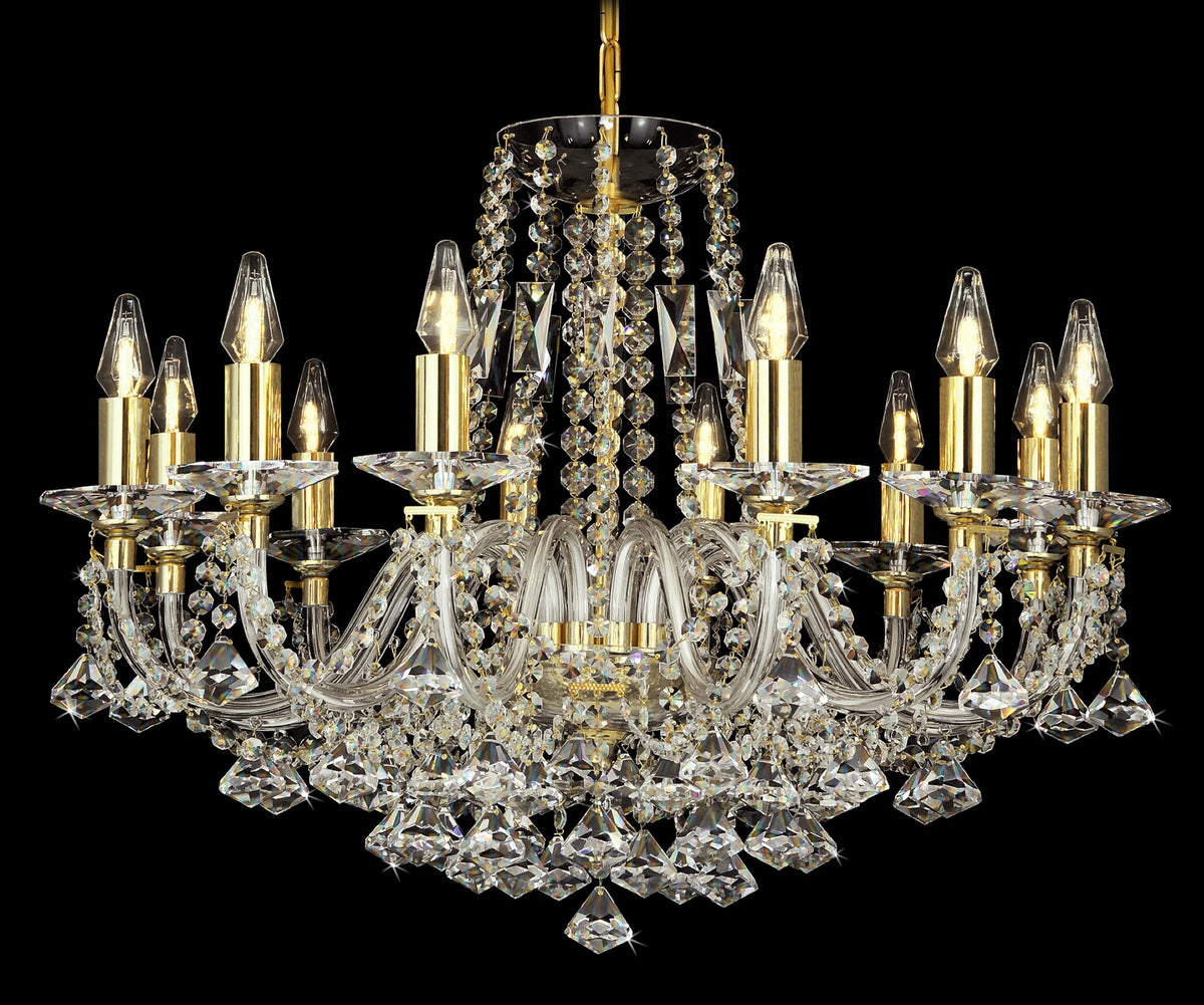 Lustre en cristal doré de face avec ses bras et suspensions scintillantes sur fond noir.