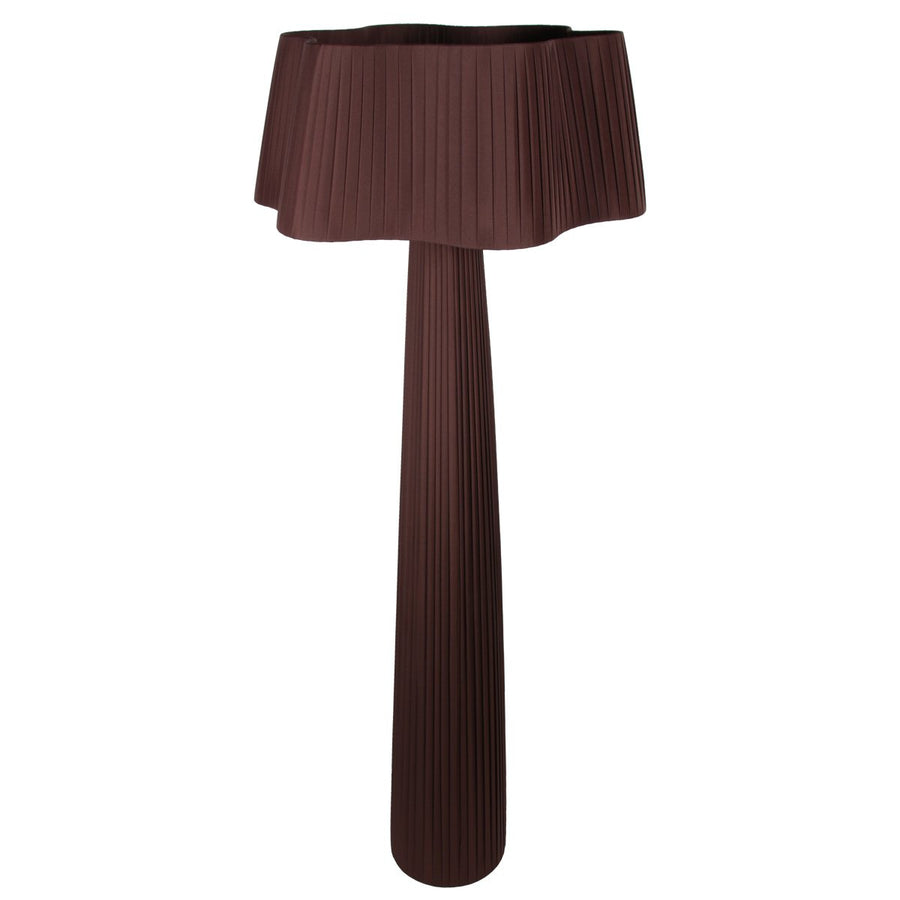 Lampadaire sculptural marron vu de face, abat-jour à bord ondulé et base conique.