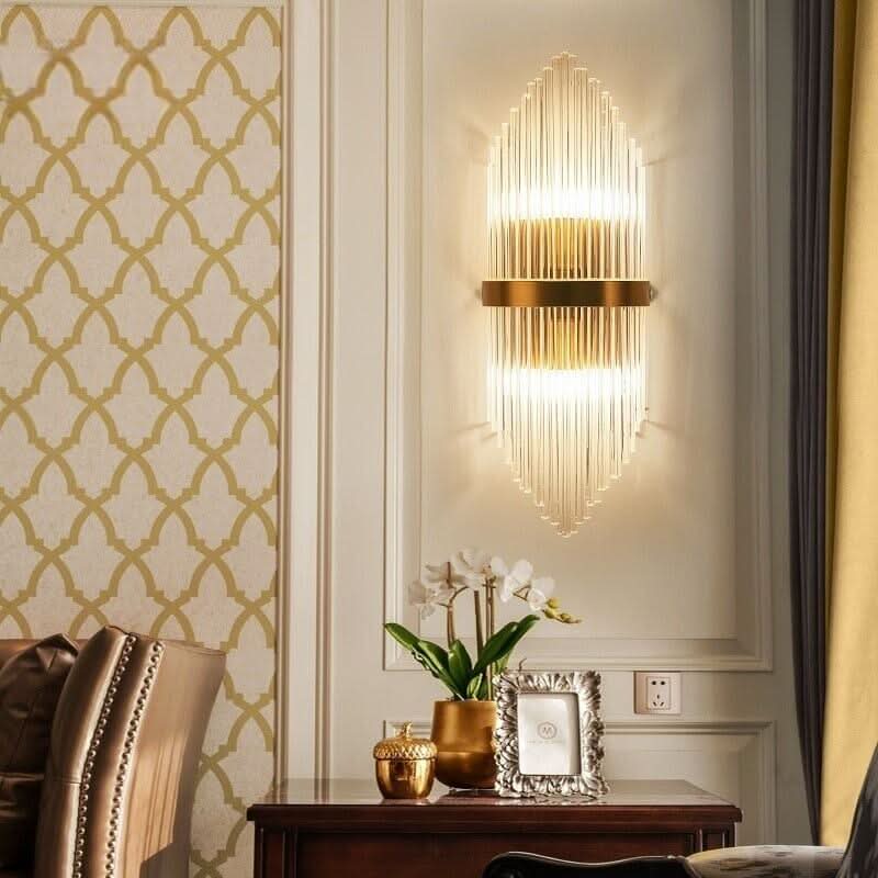 Applique murale allumée au-dessus d'une commode avec orchidée et cadre photo