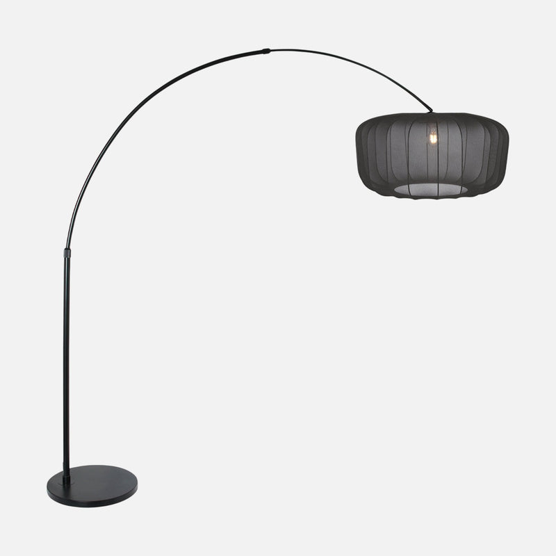 Bogenlampe mit plissiertem Stoffschirm, Wohnzimmer | Voilà