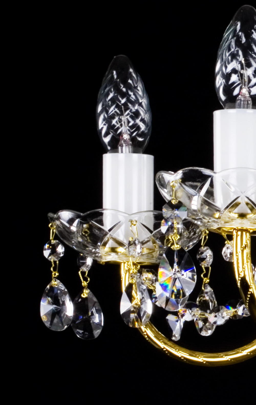 Détail des coupelles festonnées et pendeloques en cristal aux reflets irisés