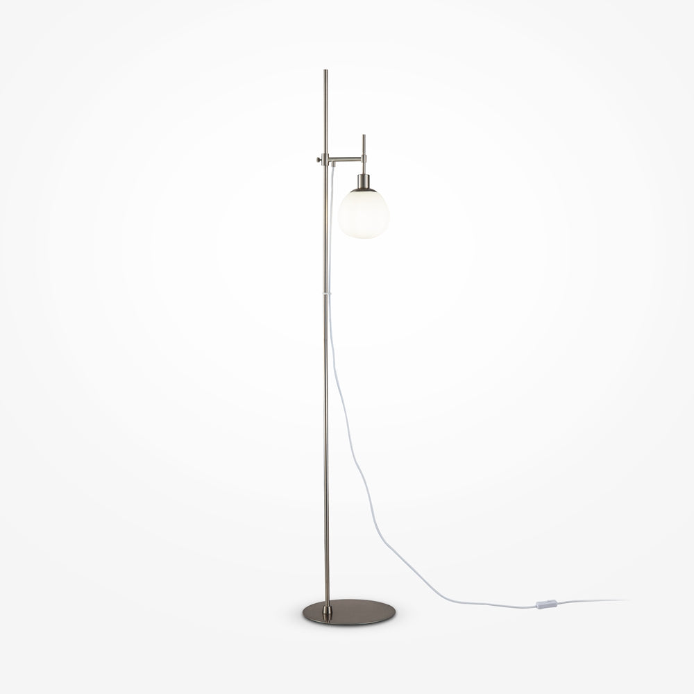 Lampadaire argenté vu de face, tige fine, bras réglable et globe opalin