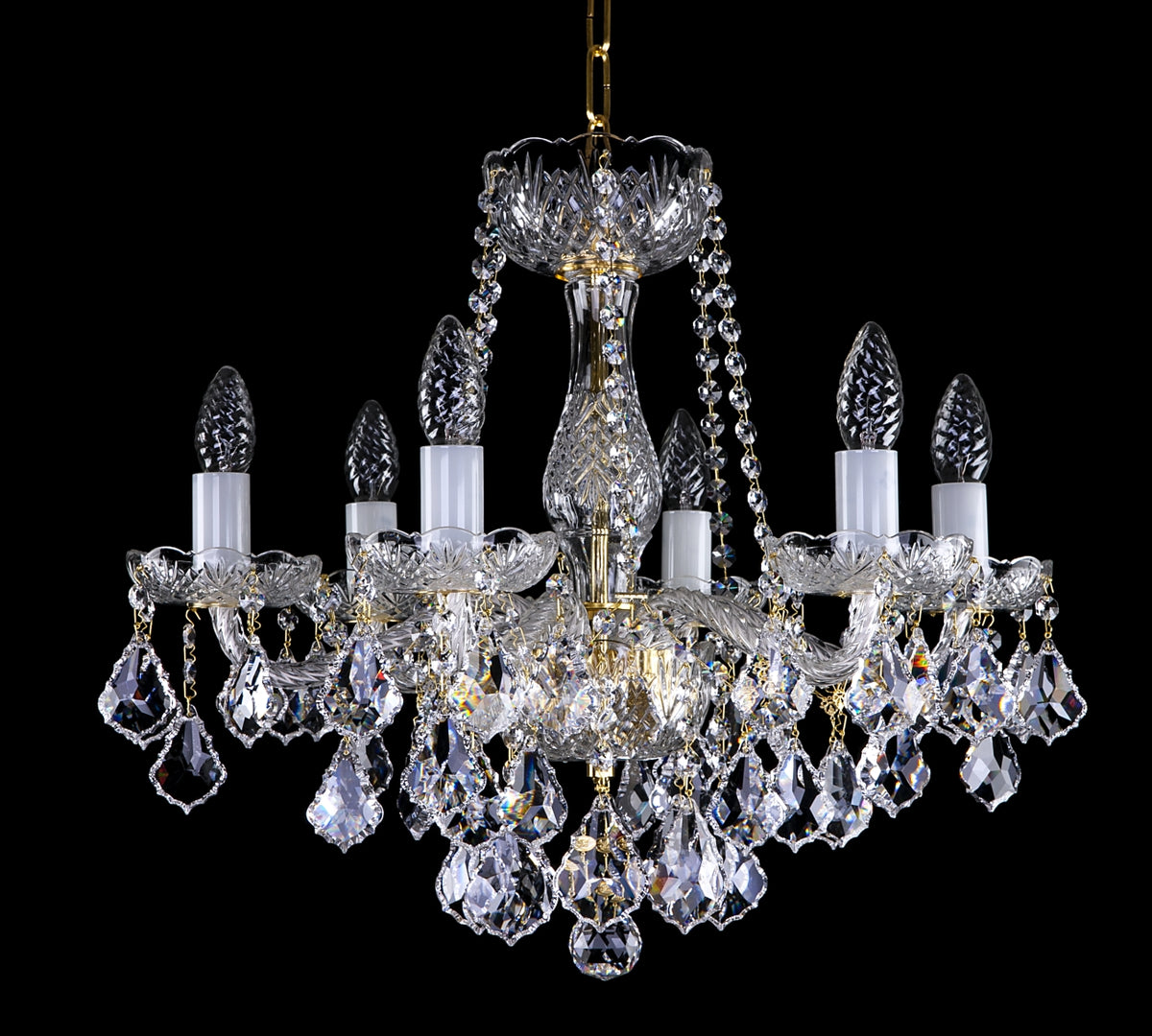 Lustre en cristal à six bras, présenté entier sur fond noir avec sa chaîne.