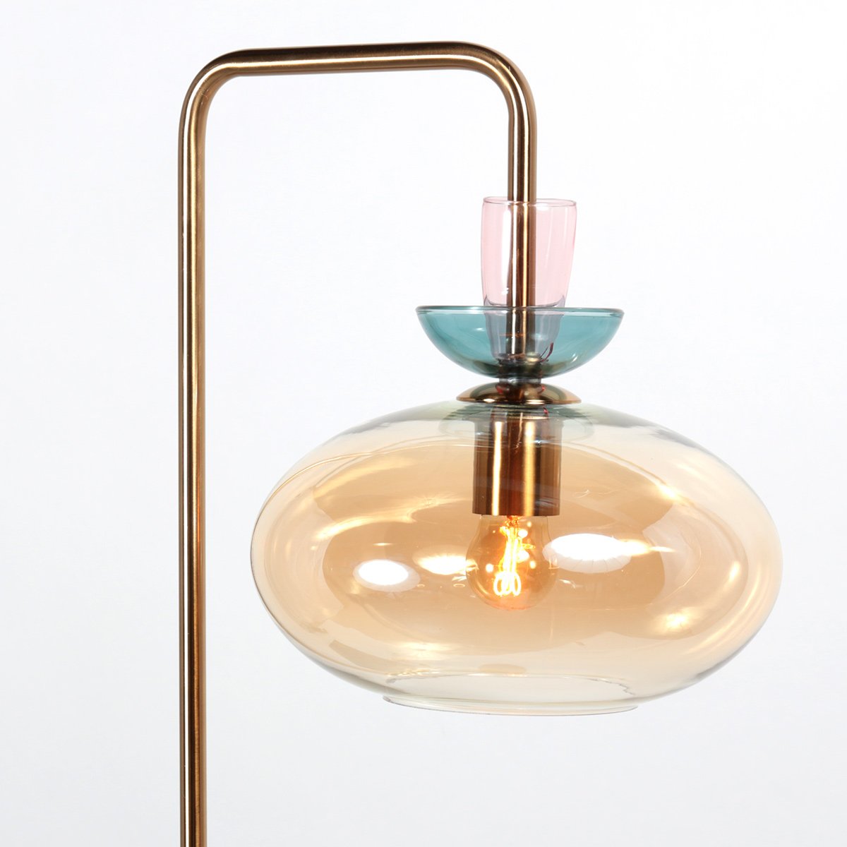 Détail du globe ambré, des pièces de verre rose et bleu, et de la tige bronze.