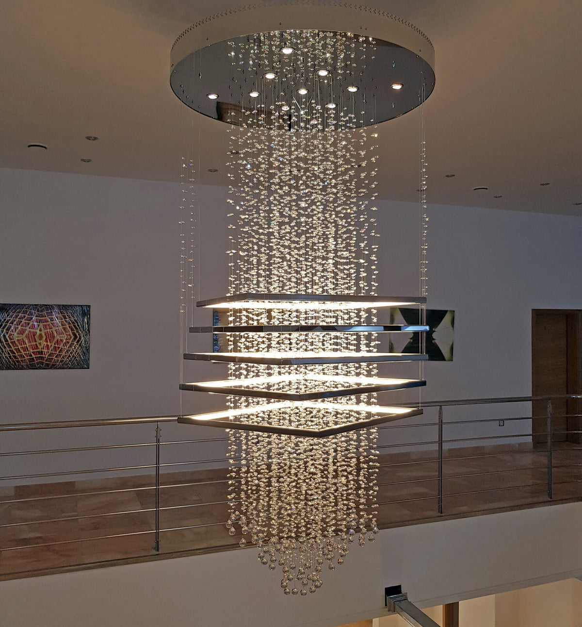 Lustre suspension cascade en cristal, vue de dessous, avec cercles et cadres rectangulaires éclairés.