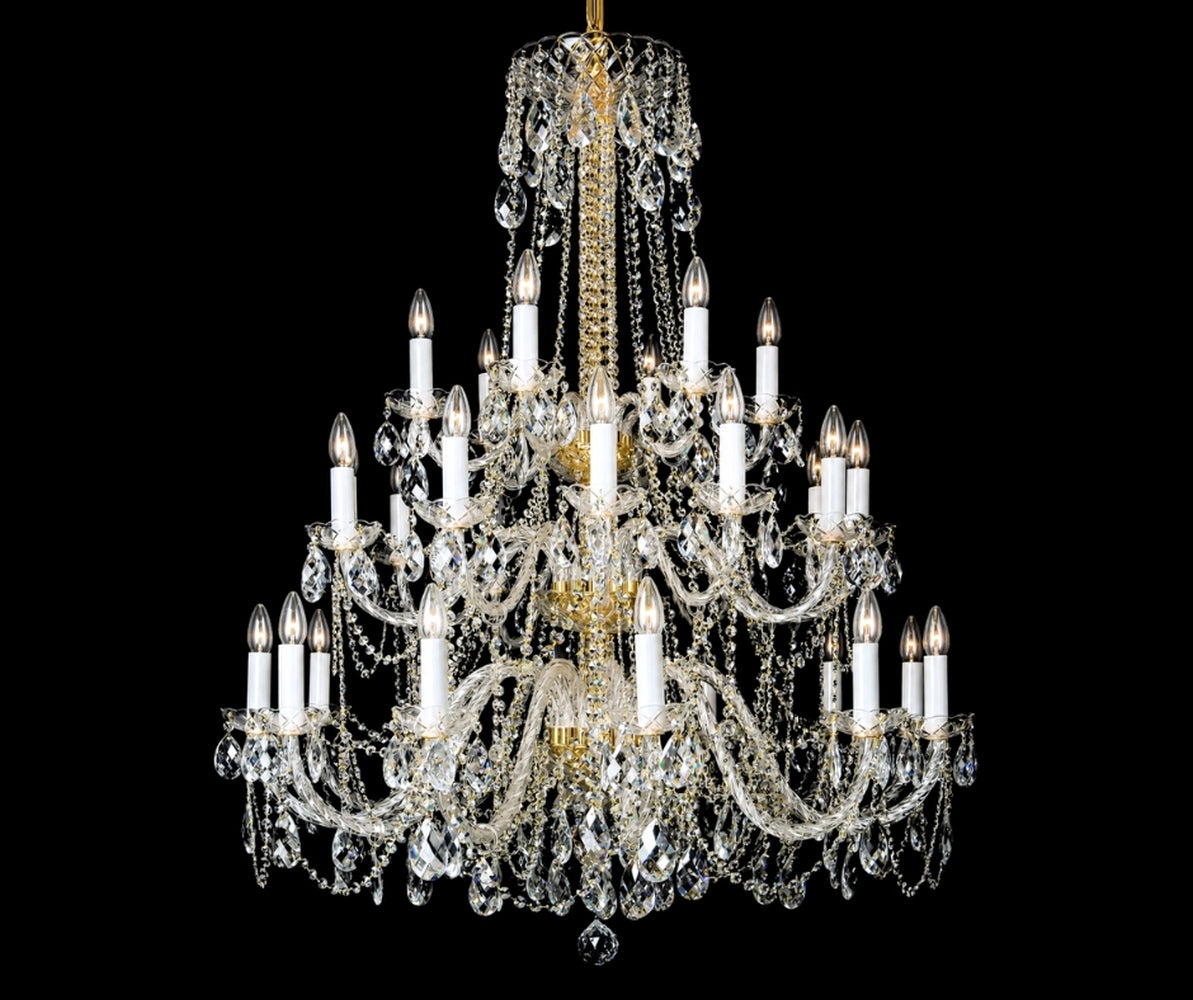 Lustre en cristal à plusieurs étages, bras courbés et pendeloques, vu de face sur fond noir