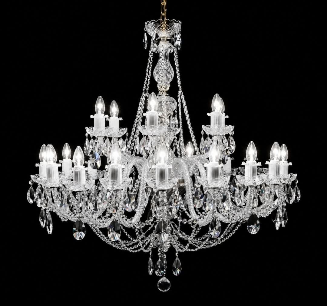 Lustre en cristal à nombreux bras photographié de face sur fond noir, lampes allumées.